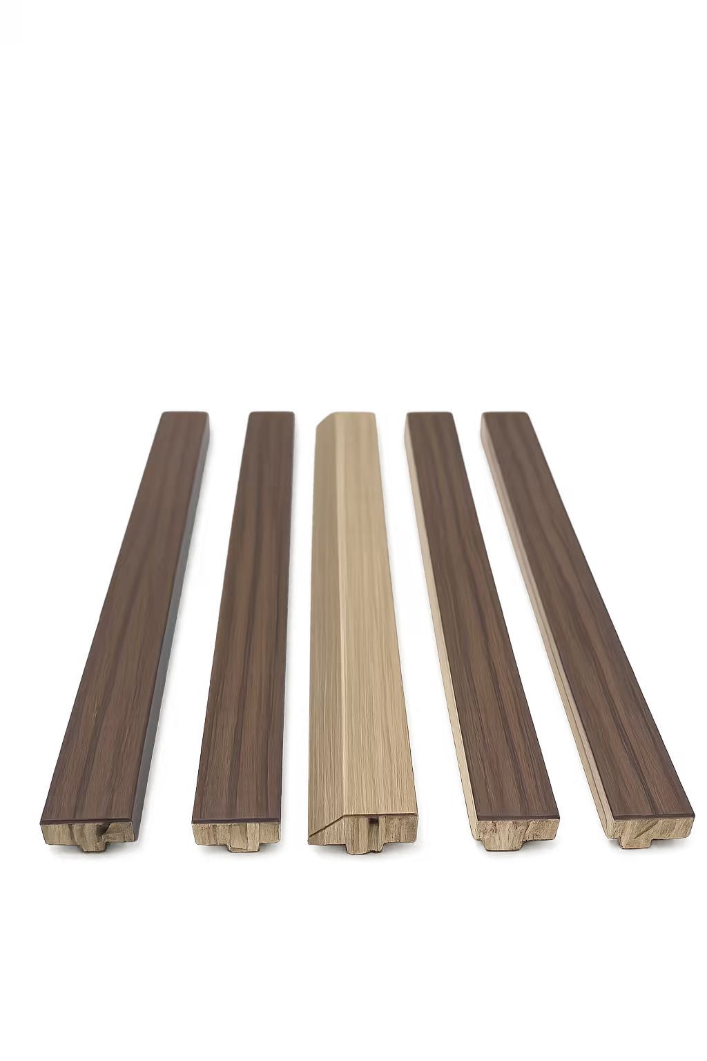 Listelli decorativi finiti per porte e mobili.